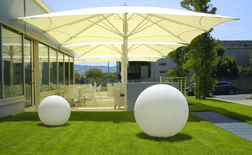 Beyaz teras şemsiyesi