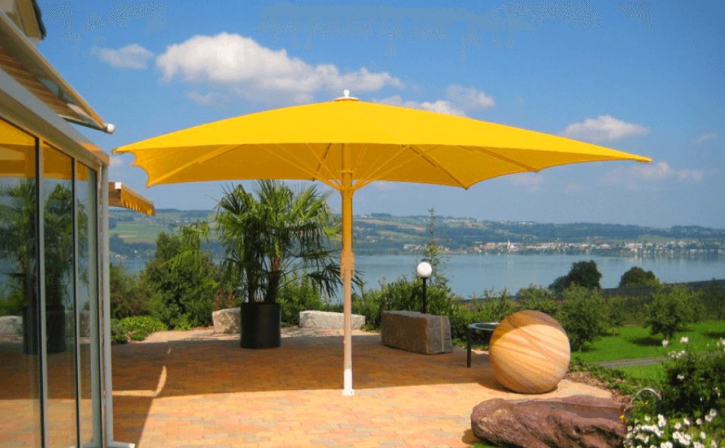 Sarı teras şemsiyesi