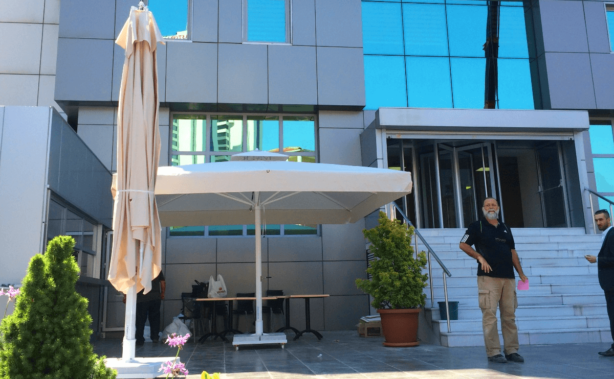 Bahçe şemsiyesi okul